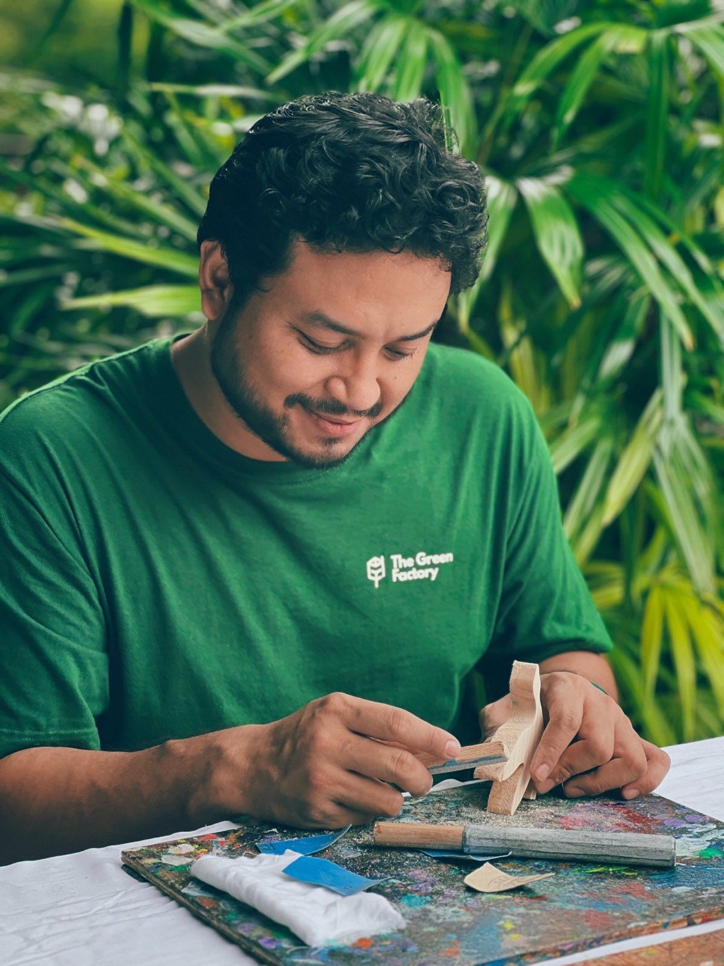 Harith Ridzuan mengukir kayu guna semula di The Green Factory di Ampang.