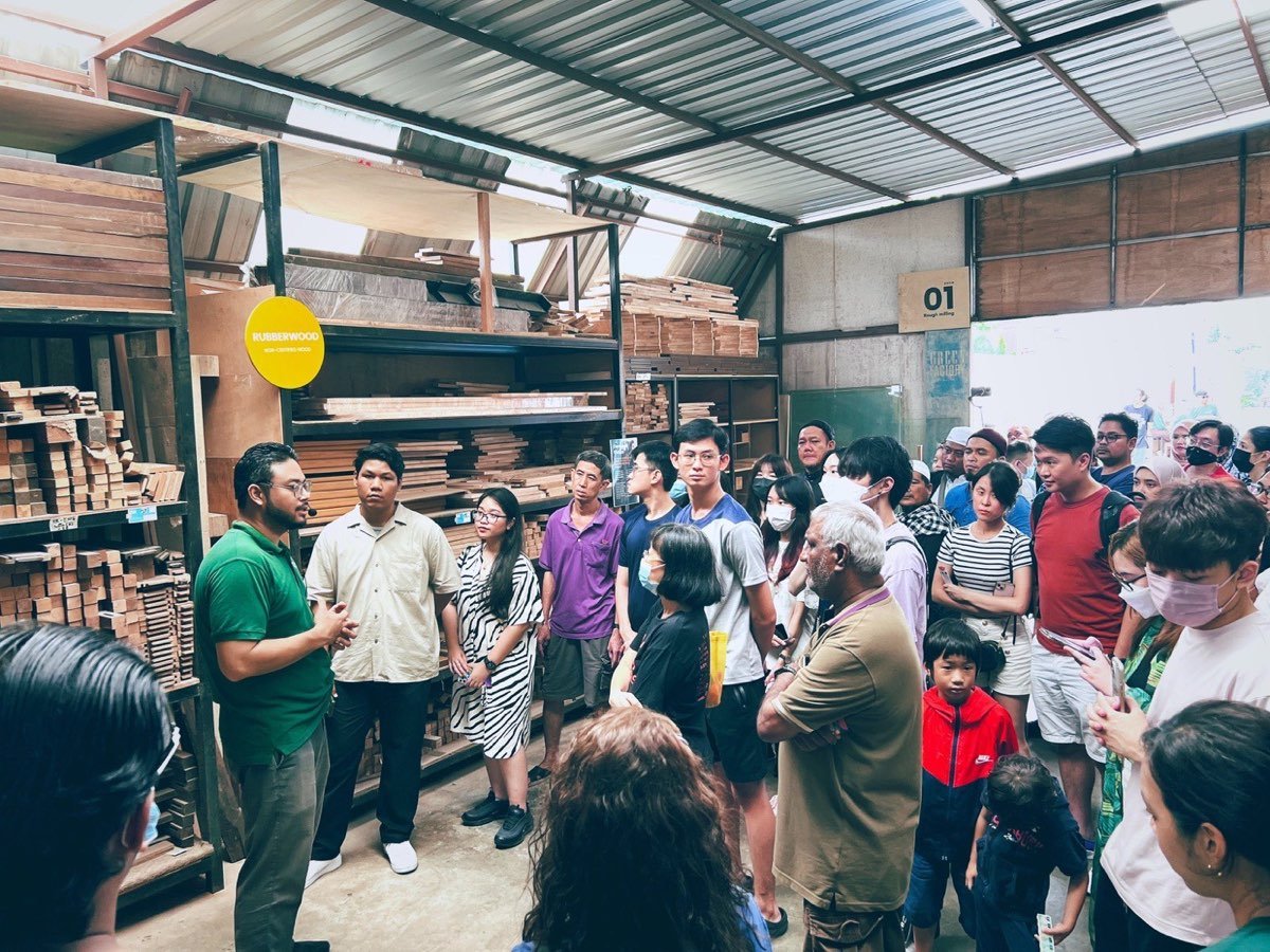 Pelawat melawat The Green Factory semasa hari terbuka.