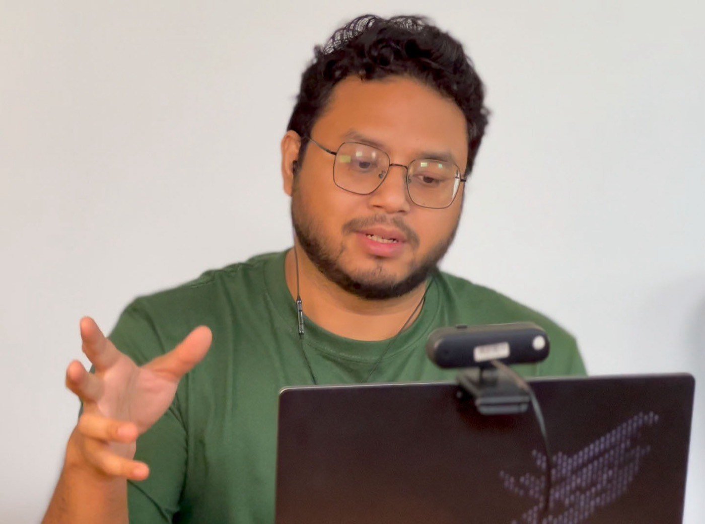 Harith merakam episod The Green Factor Podcast.