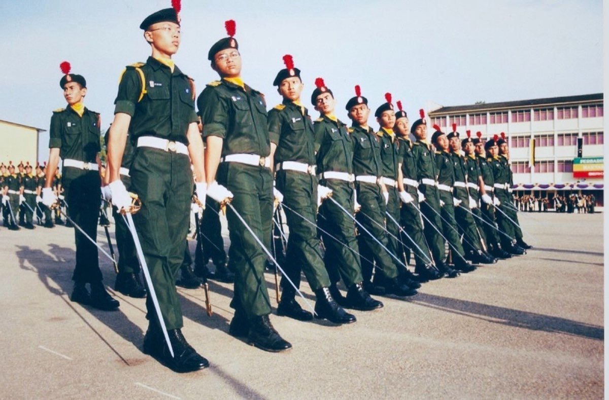 Perbarisan tamat latihan Maktab Tentera Diraja pada 2002.