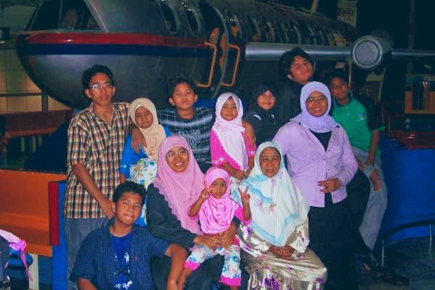 Pelajar dan ahli keluarga bergambar bersama.