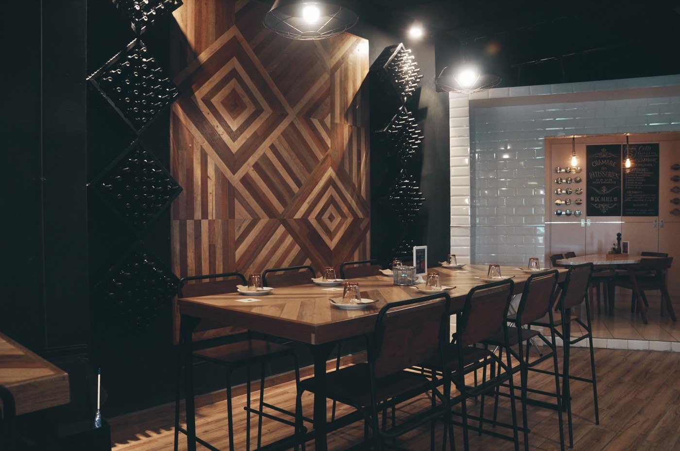 Dinding hiasan dan meja daripada kayu guna semula di restoran Symphony.