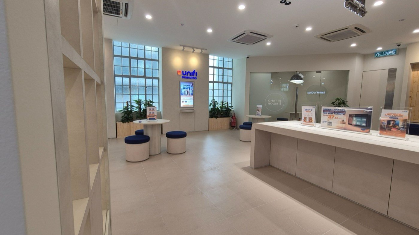 Ruang Unifi Business dengan bekas tanaman kayu pain guna semula dan panel tingkap sedia ada.