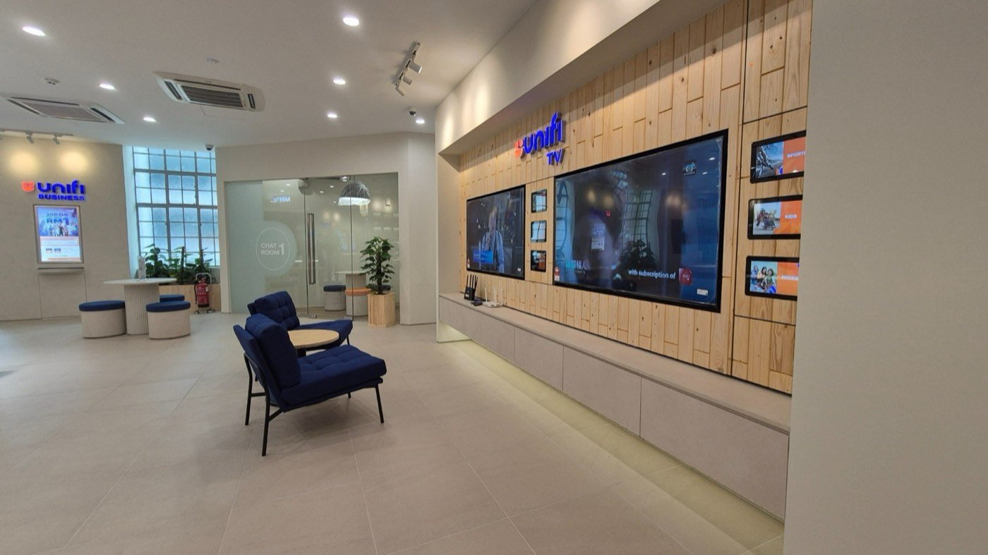 Dinding Unifi TV dengan panel kayu pain guna semula.