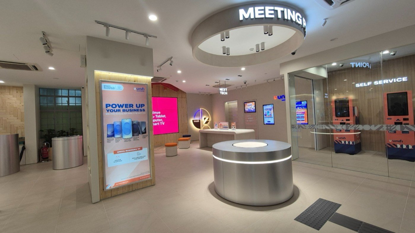 Ruang pertemuan dan layan diri di Sustainable Unifi Store.