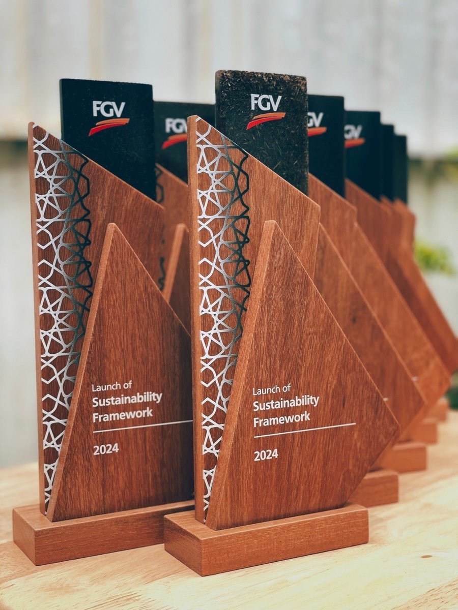 Trofi FGV Holdings daripada serat tandan buah kosong yang diolah semula.
