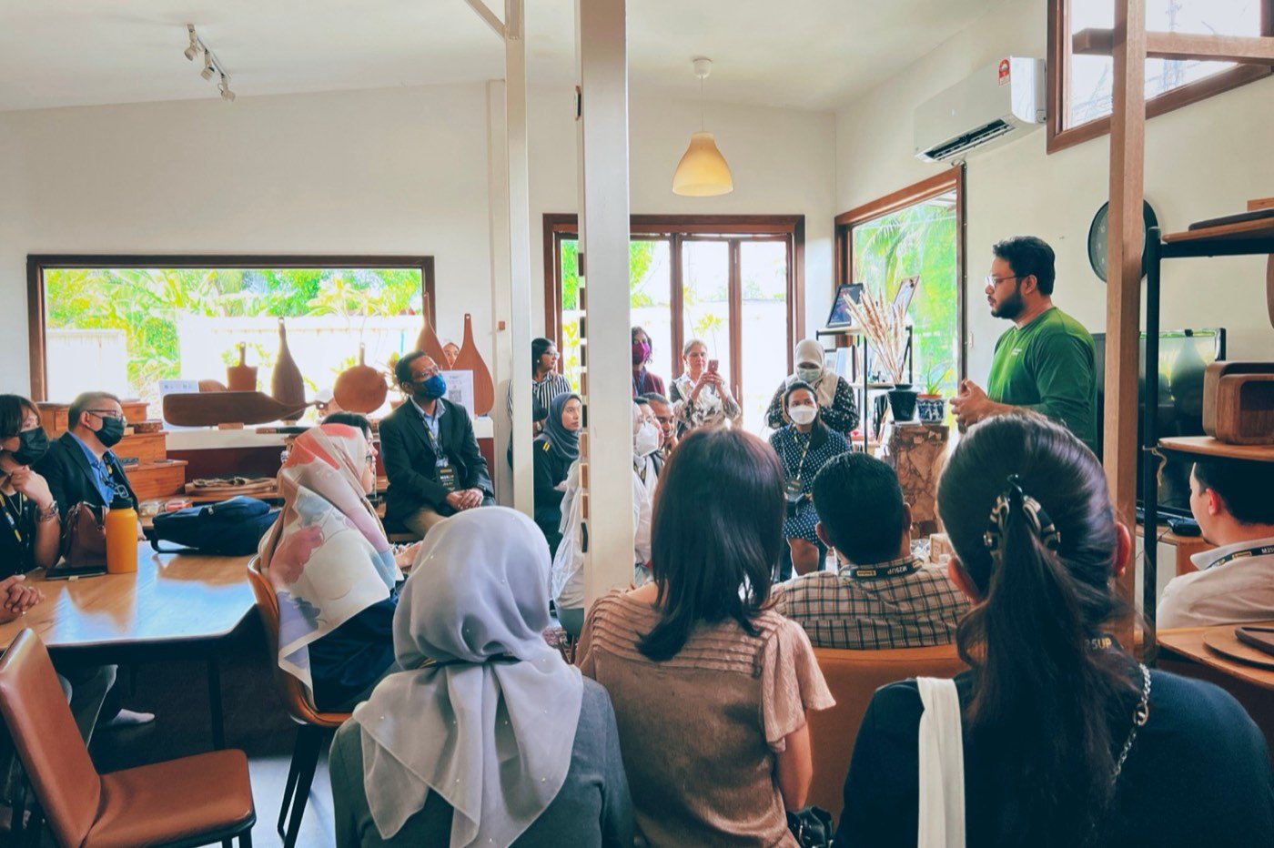 Harith bercakap dengan peserta bengkel di The Green Factory.