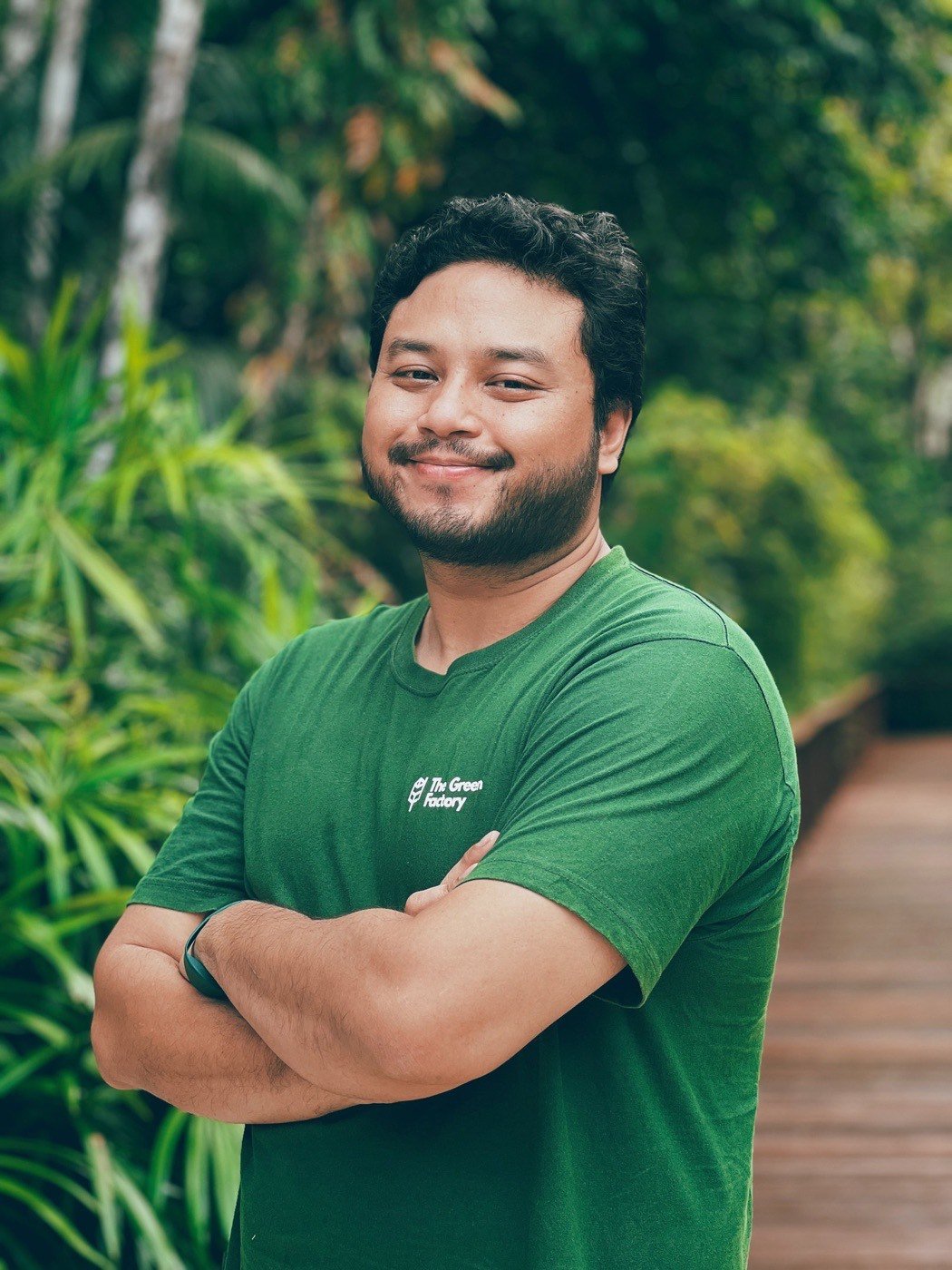 Potret Harith Ridzuan berdiri dengan tangan bersilang di taman.